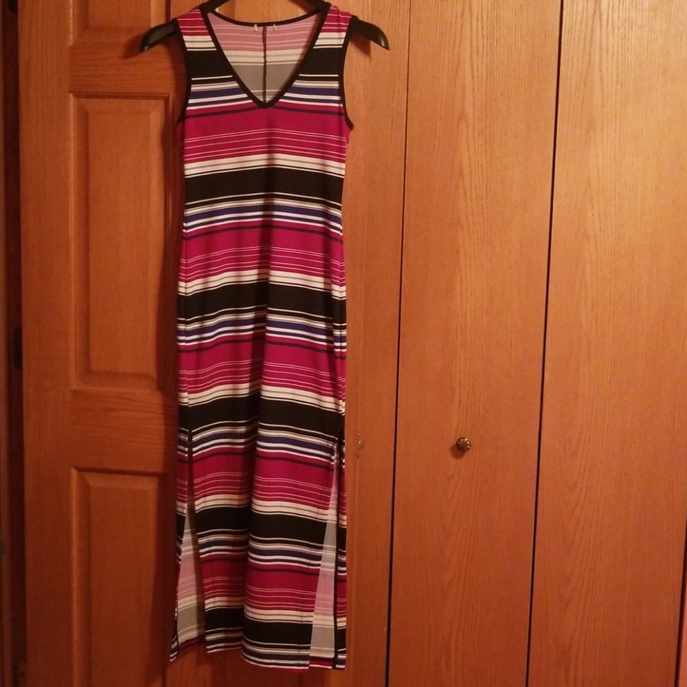 Long sleeveless dress with 2 slits